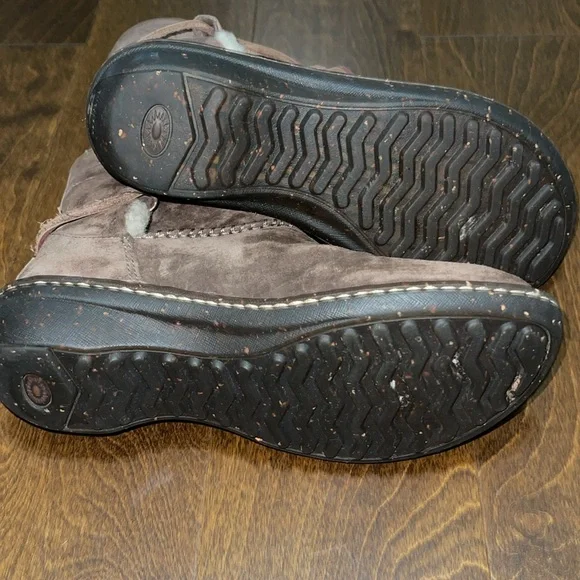 UGG Caspia Boot - Picture 8 of 10